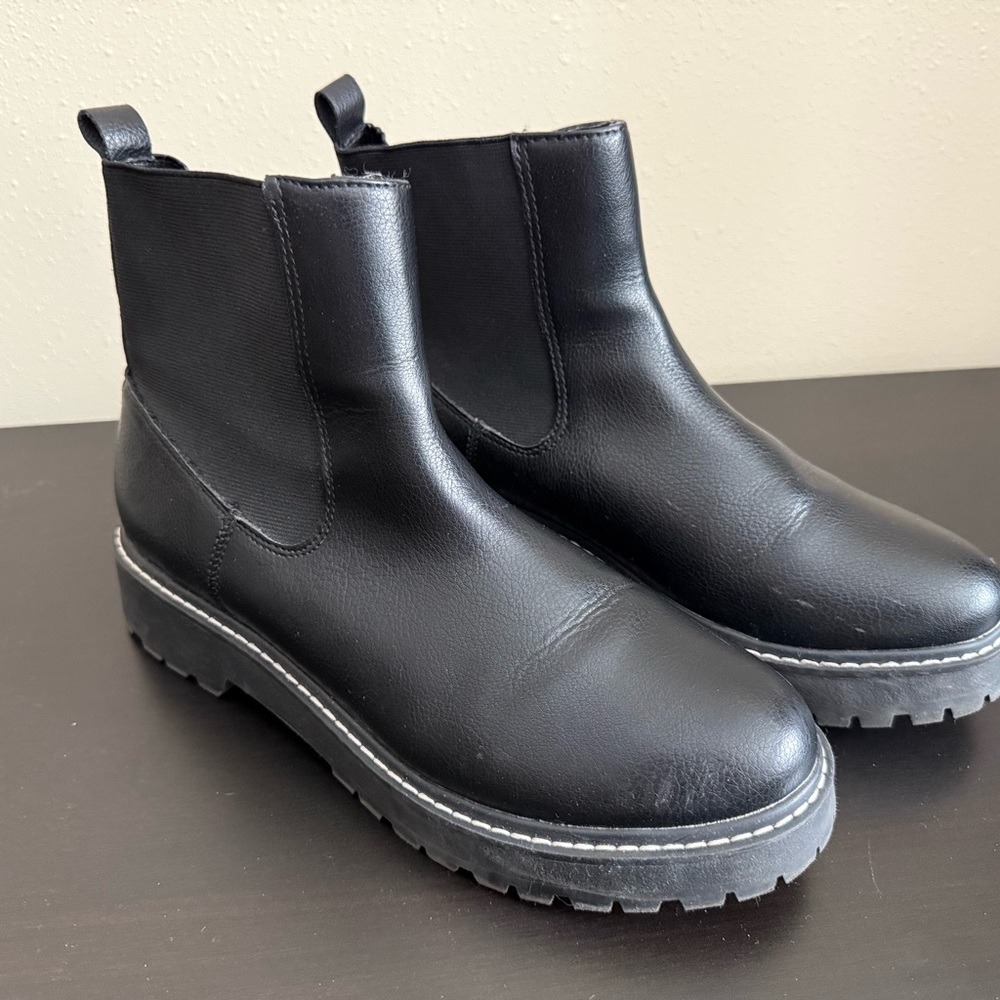 Dolce Vita Black Chelsea Boots Size 9 Lug Sole Ankle Booties